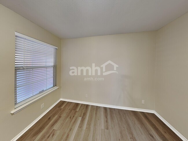 Foto del edificio - 15243 Kamary Ln