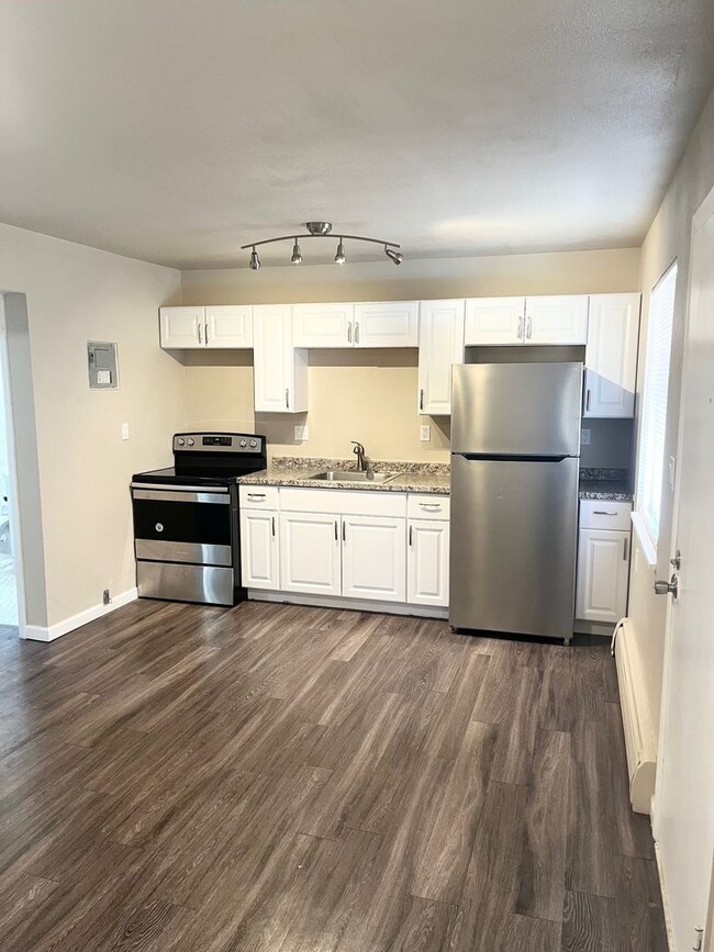 Building Photo - Beautifully renovated one bedroom on the W...