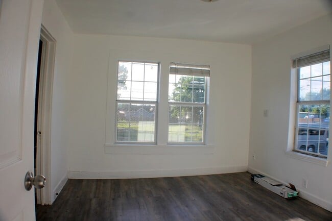 Building Photo - 508 Wayside Dr