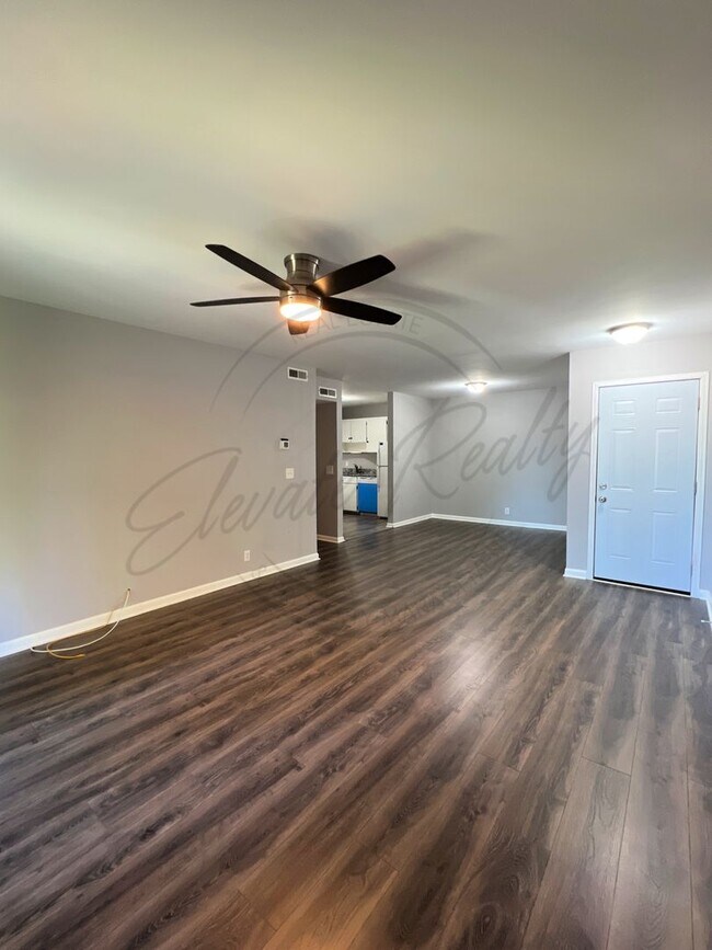 Foto del edificio - Bright and Airy Second-Floor Apartment with Upgrades and Pet Friendly!