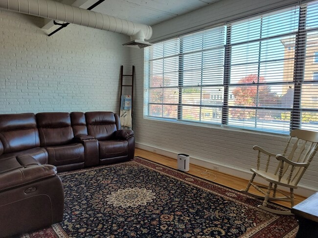 Building Photo - Furnished 2 Bedroom Condo at Historic Renf...