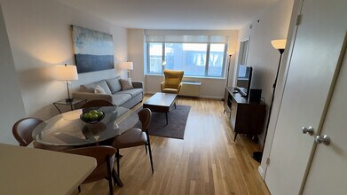 Building Photo - 120 W 21st St