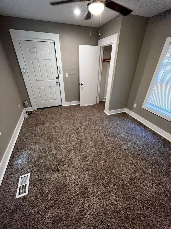 Building Photo - Newly updated Duplex! Perfect 2 Bed, 1 Bat...