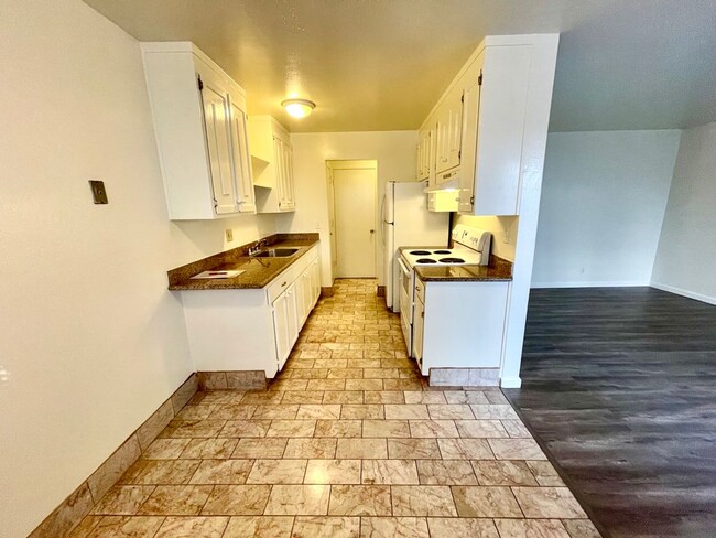 Kitchen & Living - 649 Villa St