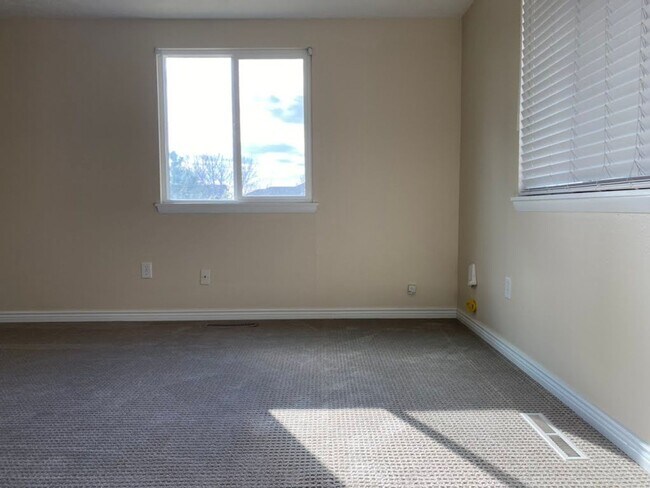 Building Photo - 905 Pasque Dr