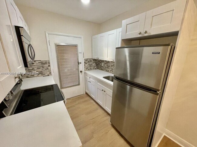 Foto del edificio - 218 Santillane Ave