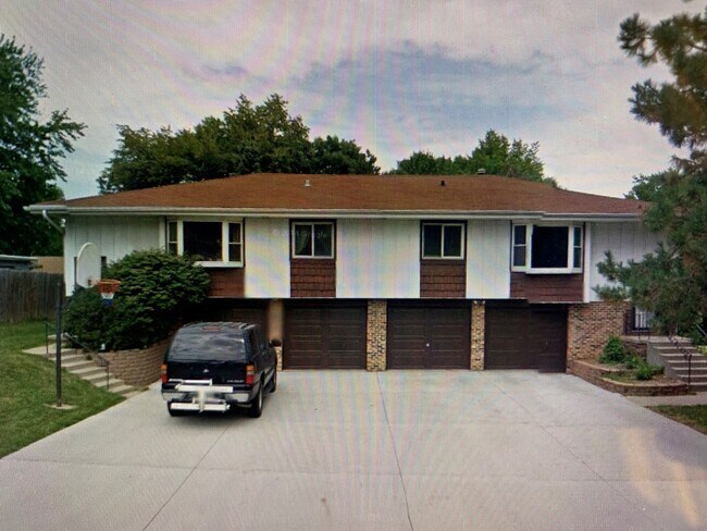 Building Photo - 9518 Maple St