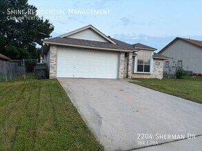 Building Photo - 2204 Sherman Dr