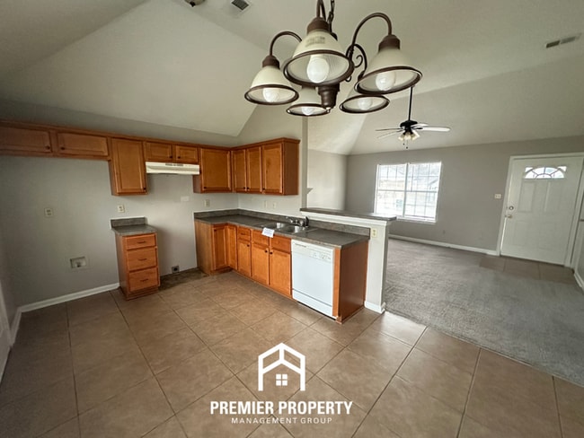 Foto del edificio - Cozy 3-Bedroom Memphis Rental with Brick Fireplace, High Ceilings & Fenced Yard