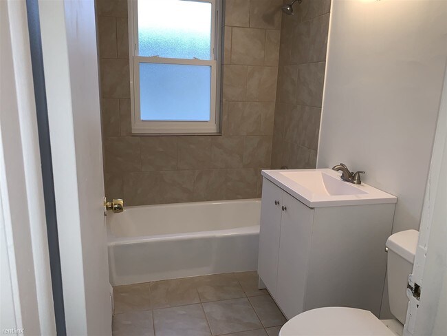 Building Photo - 2 br, 1 bath  - 1032 E Division St Apt C