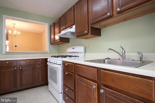 Foto del edificio - 10118 Oakton Terrace Rd