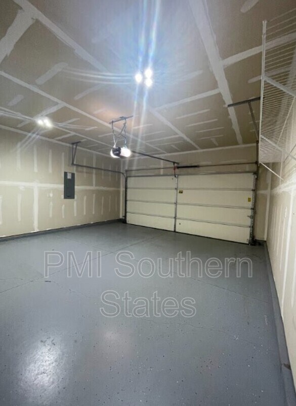 Foto del edificio - 205 Lake Grove Rd