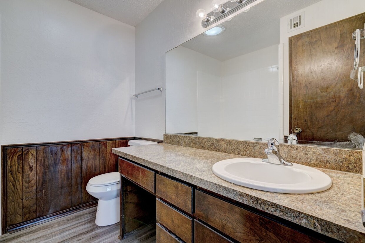 Foto del edificio - Spacious 1 Br 1 Ba available for loft for ...