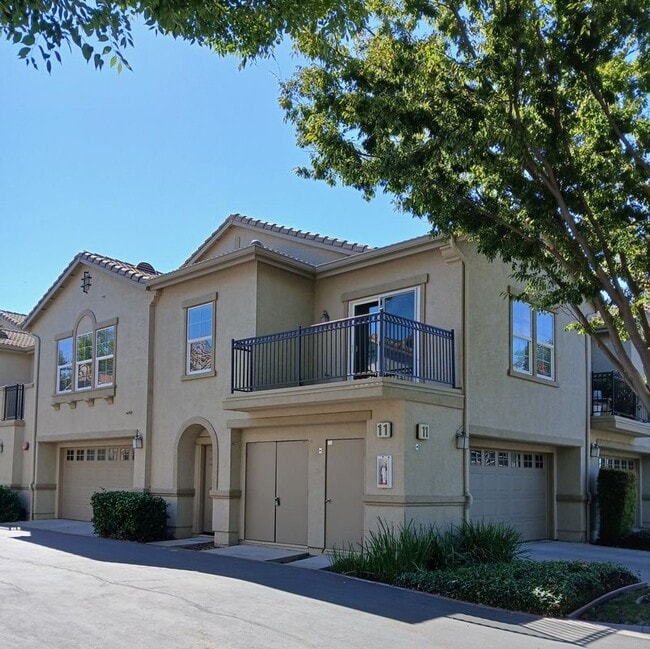 Building Photo - 3301 N Park Dr