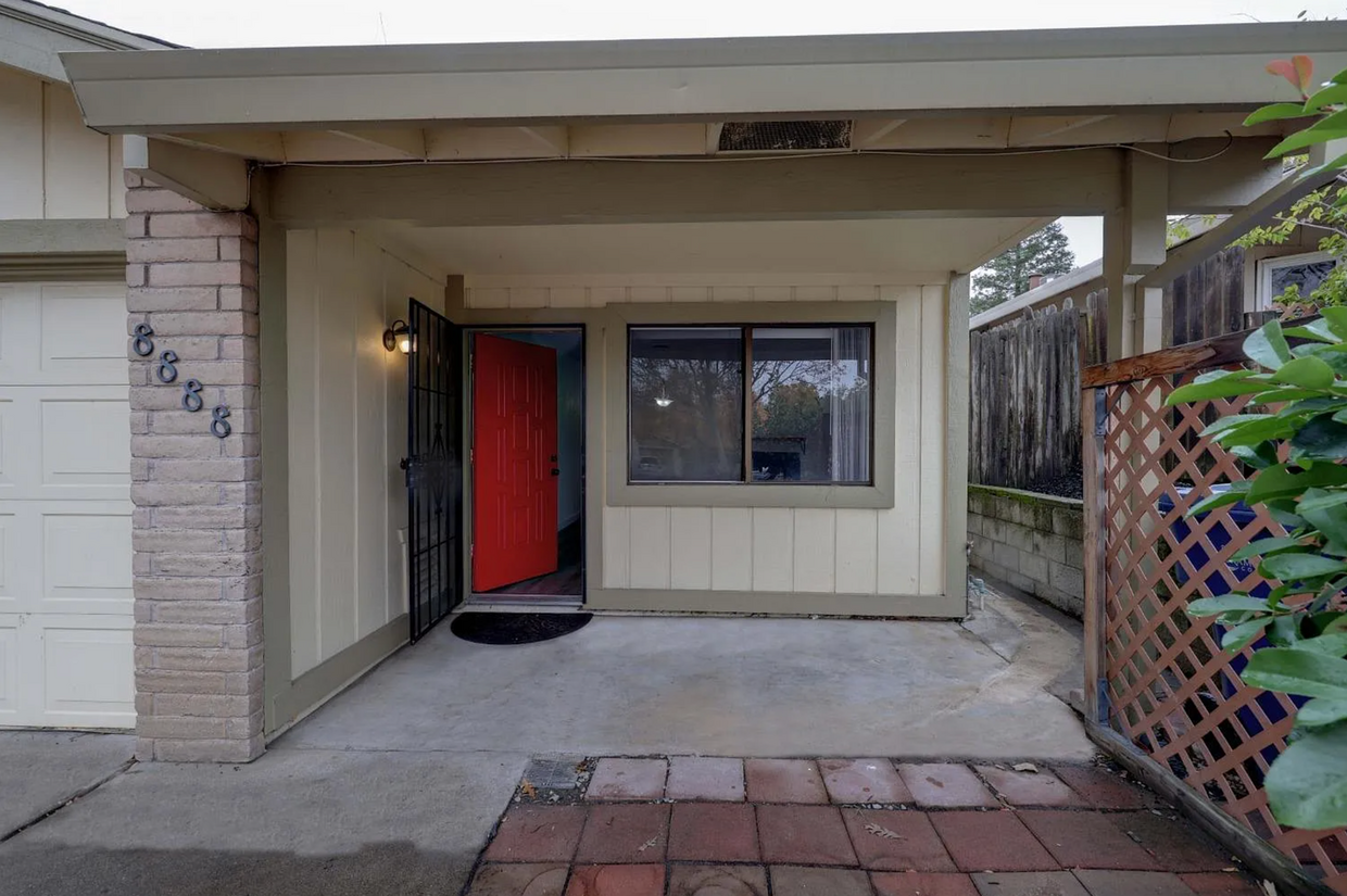 Primary Photo - Renovated duplex off Hazel!