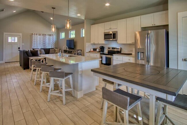 Building Photo - 1247 Green Hill Dr