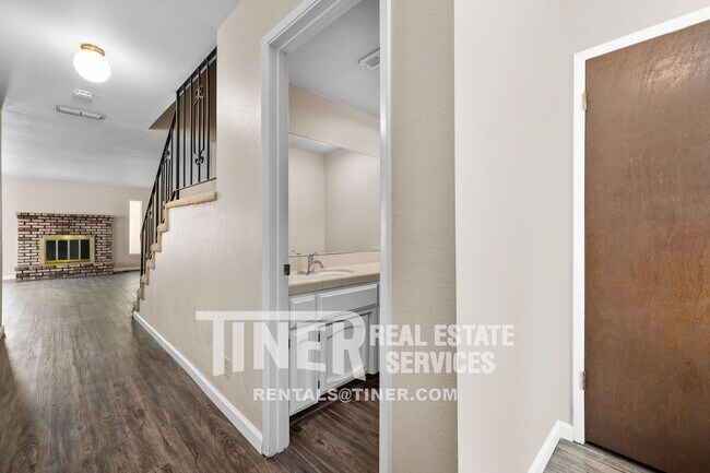 Building Photo - East Sacramento 3 Bedroom Duplex