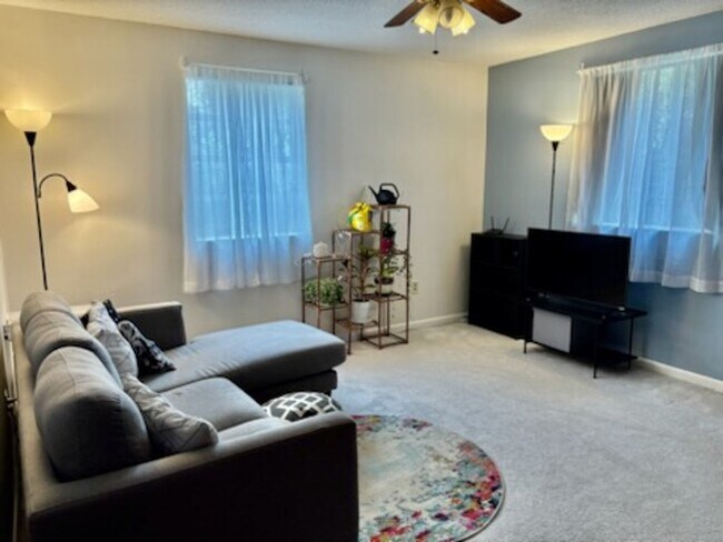 Foto del edificio - Quiet Study Haven: 1BR + Den just Steps from UNC