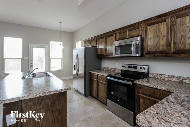 Foto del edificio - 1215 Jewel Ln