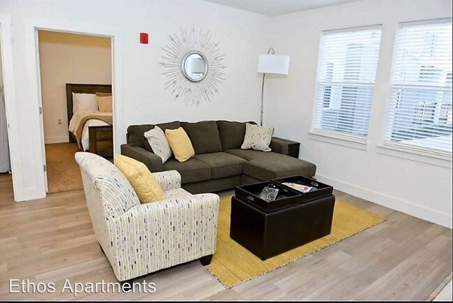 Foto del edificio - 1 br, 1 bath Room For Rent - 1521 Isaac Dr.