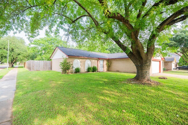 Foto del edificio - 7603 Wovenwood Ln