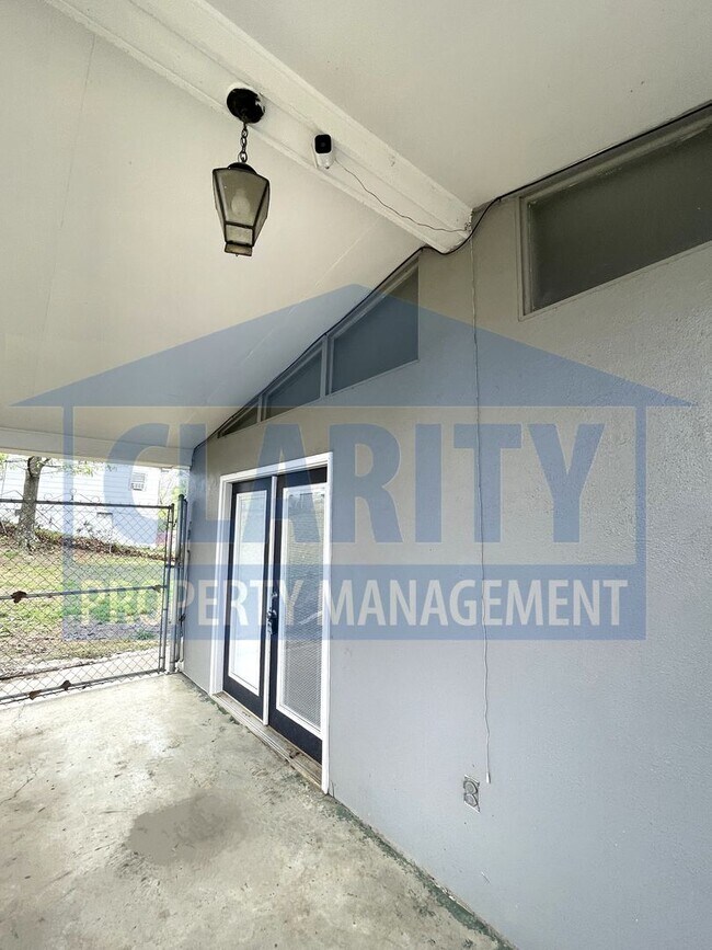 Building Photo - Large three bedroom home!