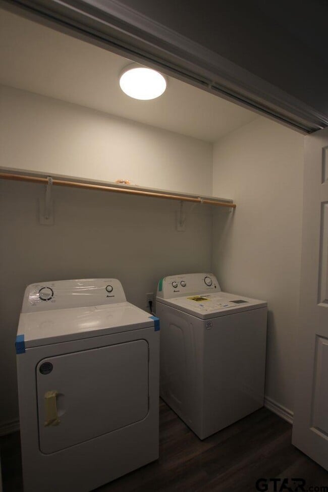 Building Photo - 1927 Lindbergh Dr