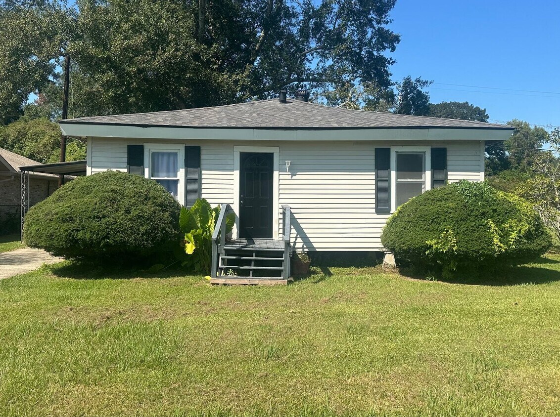 Foto principal - COMING SOON!!! Adorable 3 bed, 1 bath home...