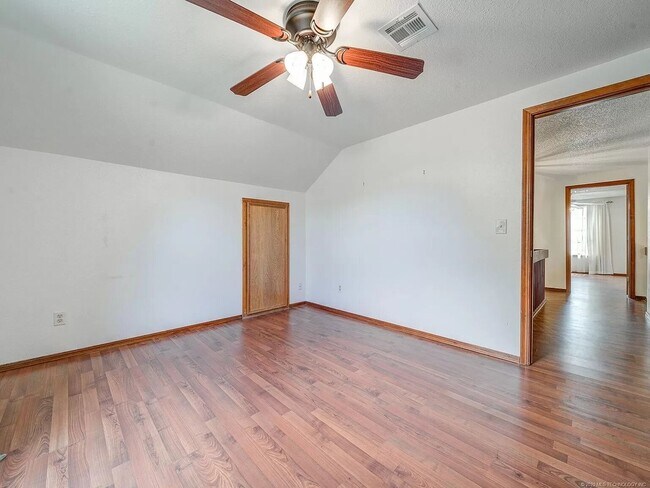 Foto del edificio - MUST SEE / AMAZING 4 BED 2 BATH IN JENKS S...