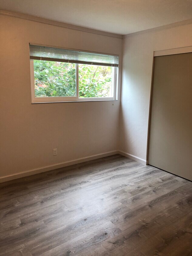 Foto principal - 4235 Montgomery St