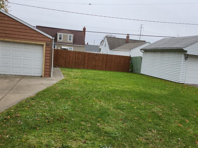 Backyard - 2813 Silverdale Ave
