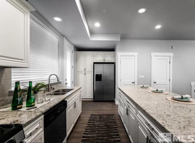 Building Photo - 710 Bluffs Ct