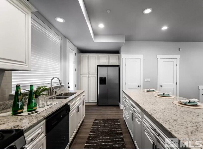 Foto del edificio - 710 Bluffs Ct