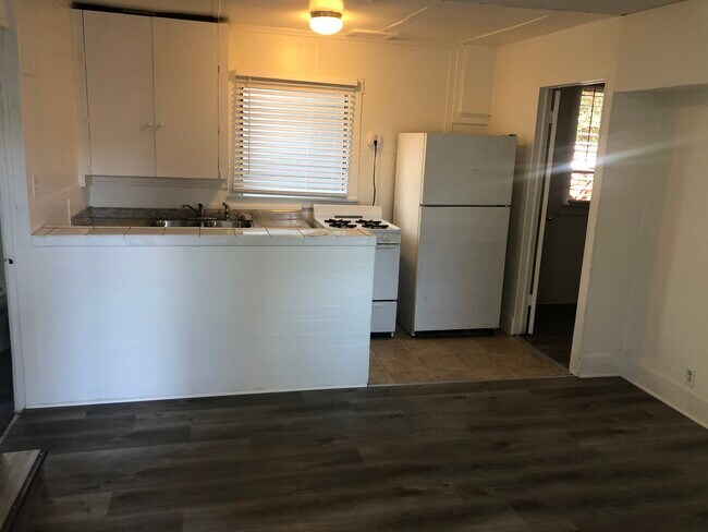 Habitación delantera con cocina - 10742 Palms Blvd