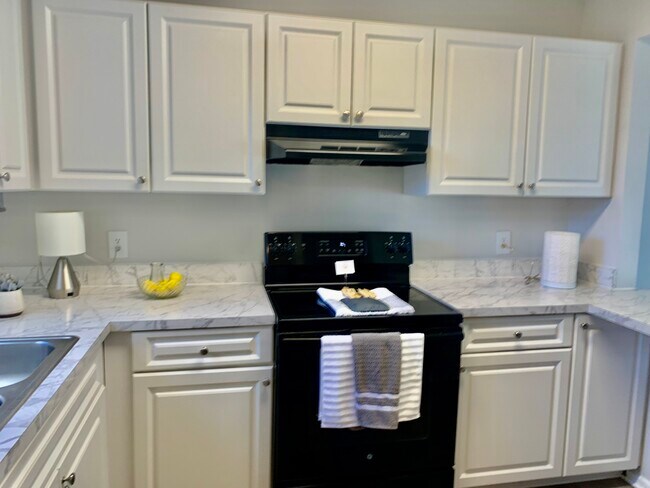 Building Photo - 2558 W Bird St