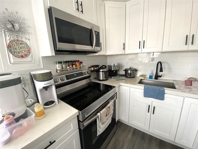 Building Photo - 1570 W 46th St