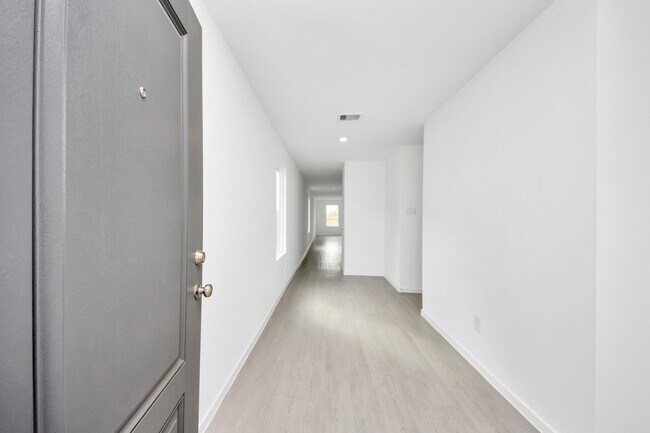 Foto del edificio - 29643 Knollwood Bay Rd