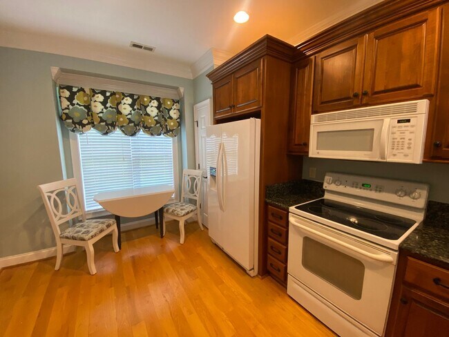 Foto del edificio - AVAILABLE NOW! BEAUTIFUL BRICK FRONT TOWNH...