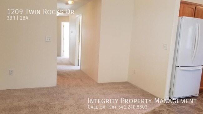 Building Photo - 1209 Twin Rocks Dr