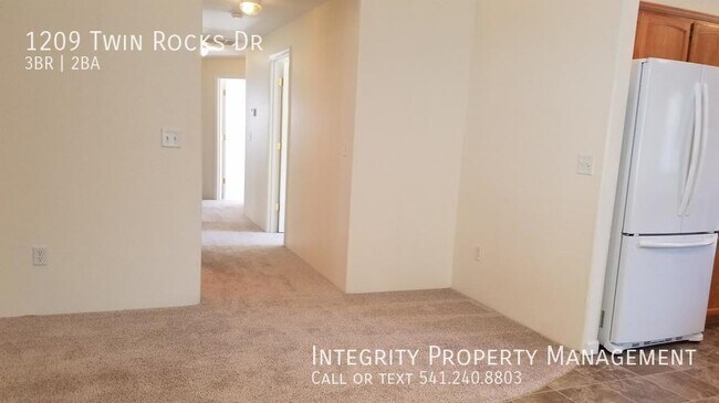 Foto del edificio - 1209 Twin Rocks Dr