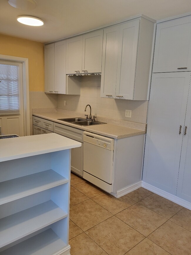 Kitchen with dishwasher - 2316 Hoffner Ave