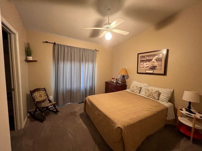 Foto del edificio - Partially Furnished Move In Ready Gorgeous Home In The Country Club