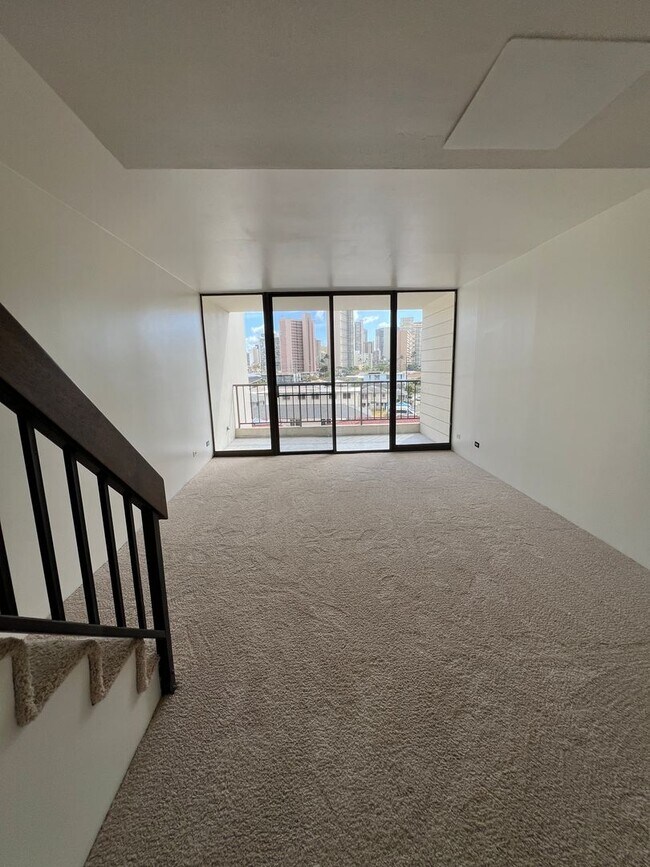 Building Photo - Super Convenient location in Town, close t...