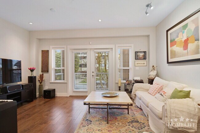 Photo du bâtiment - Coastal 3 Bed 3 Bath Townhouse with Private Rooftop Ocean View Terrace in White Rock
