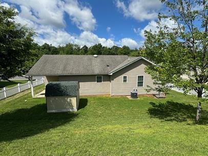 Foto del edificio - Charming 3-Bedroom Home with Fenced Yard, Patio & Hardwood Floors
