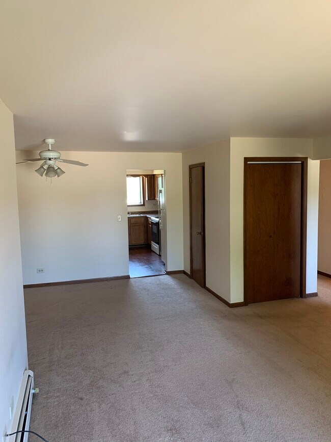 Planta abierta de comedor y sala familiar. - 1200 Whispering Hills Ct