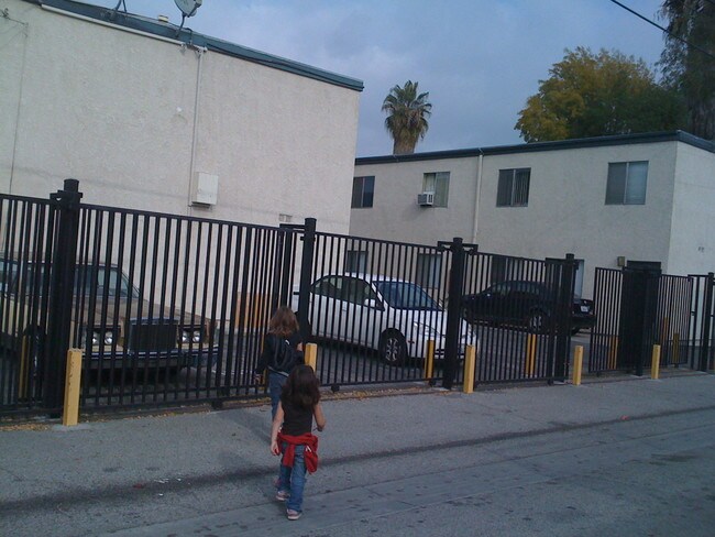 Parking - 5615 Satsuma Ave