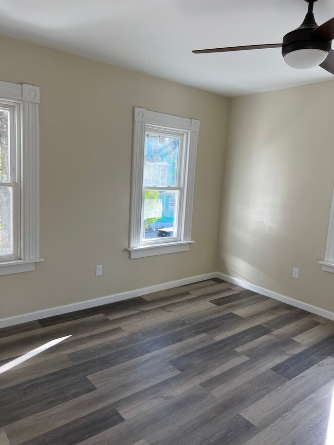 Building Photo - 136 Bowles St