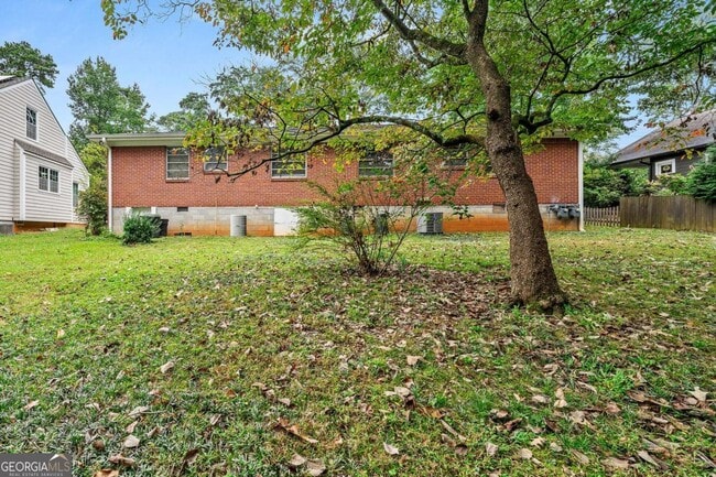 Building Photo - 606 Sycamore Dr