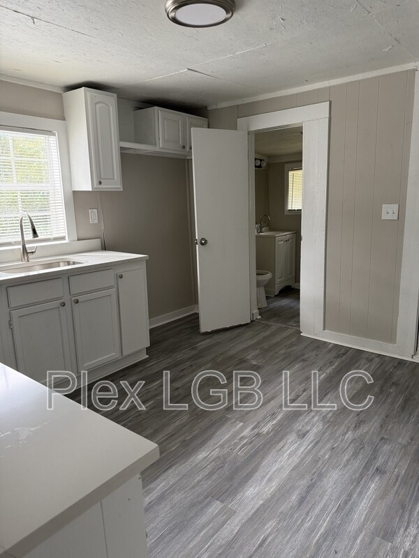 Building Photo - 203 Bagley St